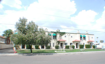 Garden View Villas in Phoenix, AZ - Building Photo - Building Photo