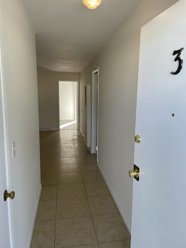 2152 W Alameda Ave, Unit 1 in Anaheim, CA - Foto de edificio - Building Photo