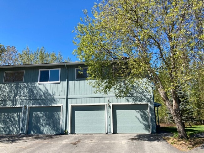 property at 1907 Parkview Cir