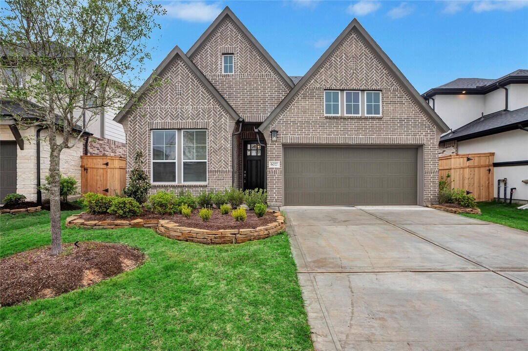 6027 Churchill Spgs Ln in Fulshear, TX - Building Photo