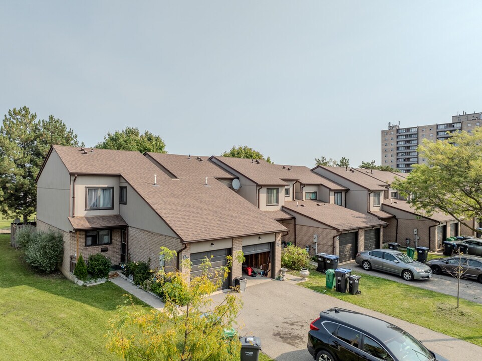 53 Chamney Crt in Brampton, ON - Building Photo