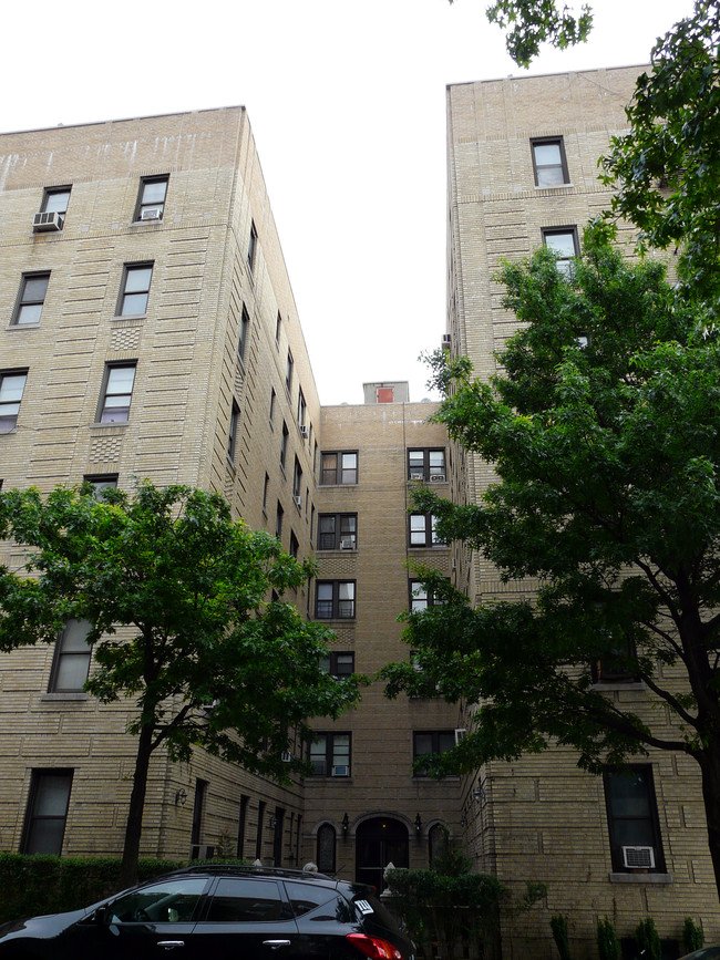 375 E 205th St in Bronx, NY - Foto de edificio - Building Photo