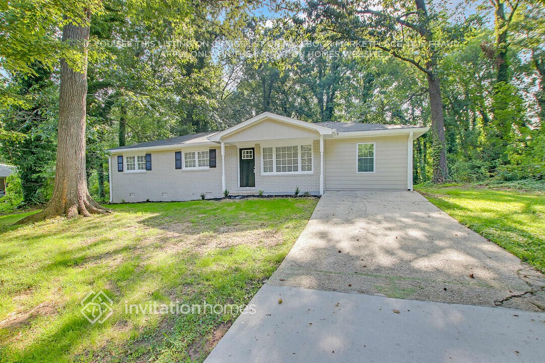 7110 Carolyn Cir in Lithia Springs, GA - Foto de edificio