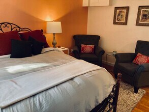 2411 SE Main St, Unit Hawthorne Apt in Portland, OR - Building Photo - Building Photo