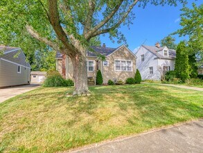 570 Juneway Dr in Bay Village, OH - Foto de edificio - Building Photo