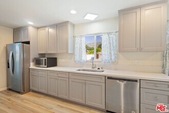 327 Bradbury Rd in Monrovia, CA - Building Photo - Building Photo