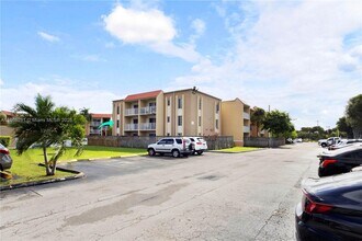 5201 Geneva Ct in Doral, FL - Foto de edificio - Building Photo