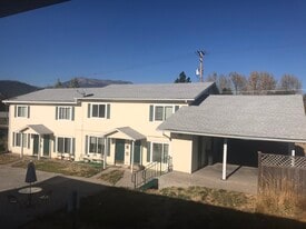 630 Chestnut St, Unit 3 in Mount Shasta, CA - Building Photo