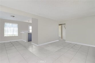 2516 S Baker St, Unit D in Santa Ana, CA - Foto de edificio - Building Photo