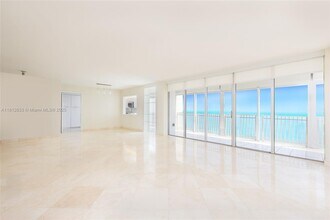 881 Ocean Dr in Key Biscayne, FL - Building Photo - Building Photo