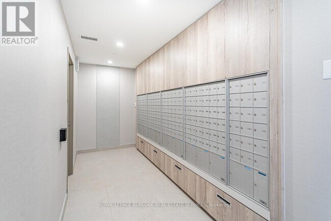 3210 Dakota Cmn in Burlington, ON - Building Photo - Building Photo