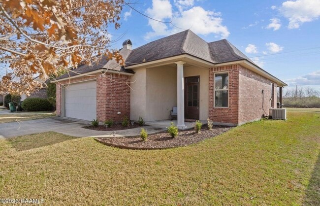 300 Overbrook Dr in Broussard, LA - Foto de edificio - Building Photo
