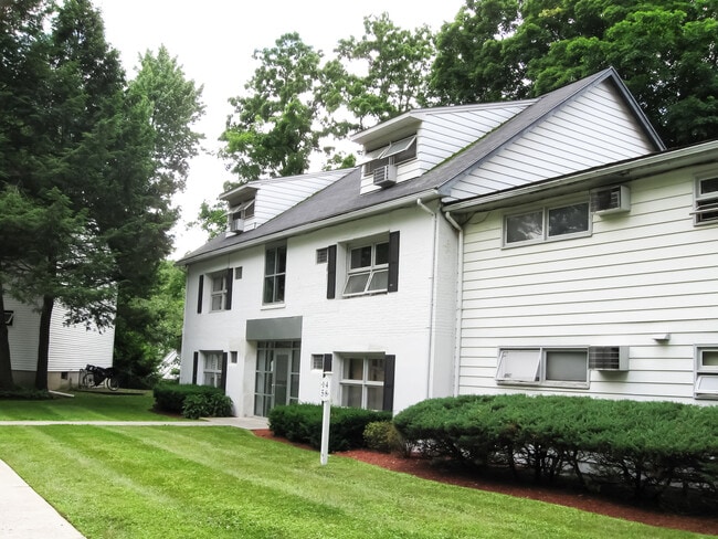 12 Arbor Hill Drive in Pleasant Valley, NY - Foto de edificio - Building Photo