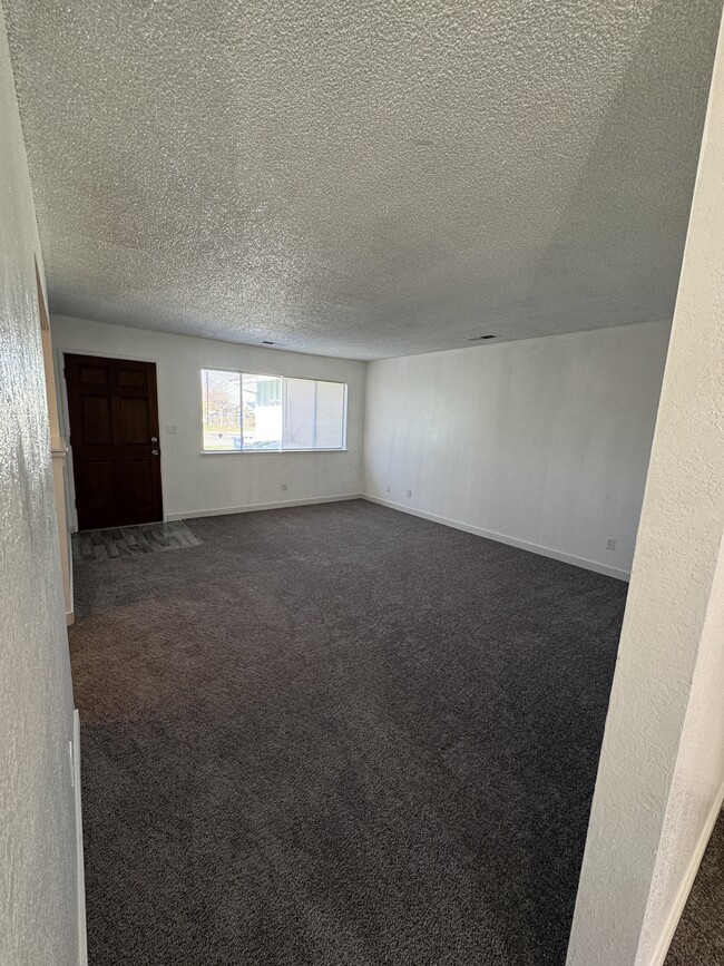 211 W San Joaquin Ave, Unit 211 W San Joaquin in Tulare, CA - Foto de edificio - Building Photo