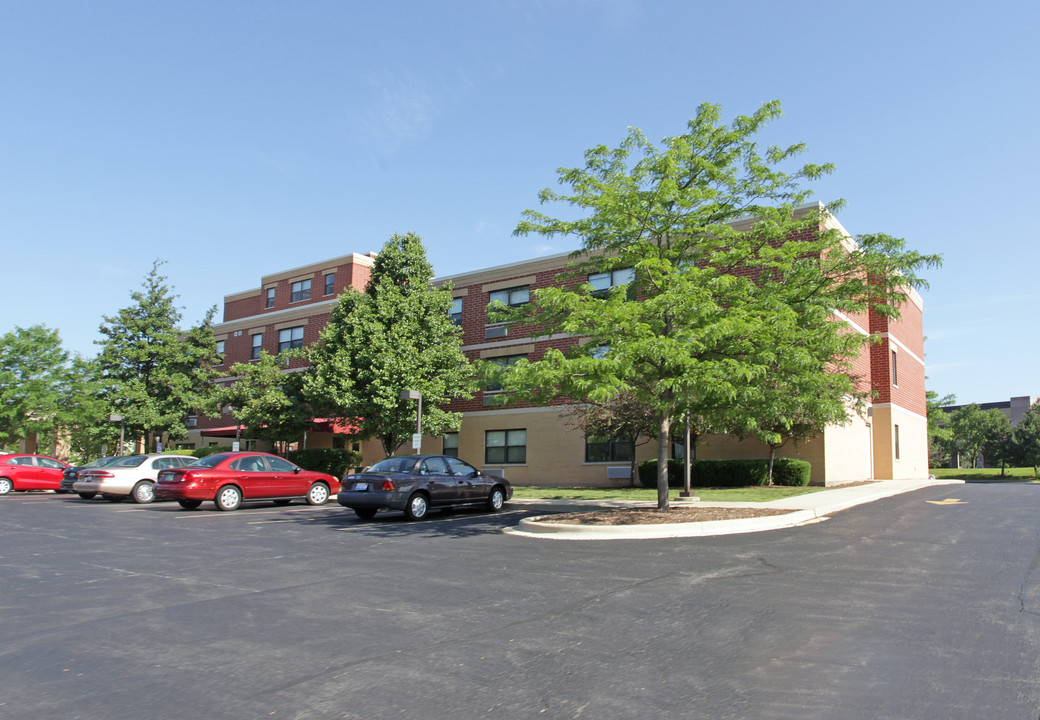 Downer Place in Aurora, IL - Foto de edificio