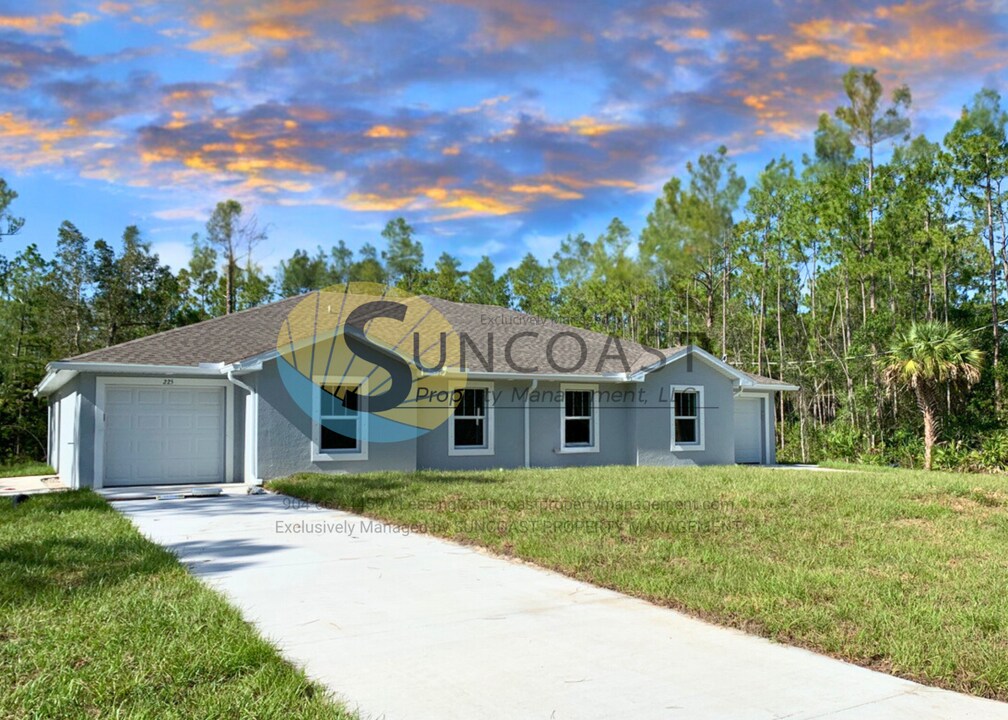 227 Rogers St in Lehigh Acres, FL - Building Photo
