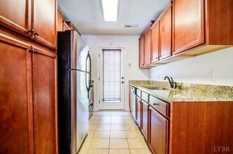 111 Old Tavern Cir in Lynchburg, VA - Building Photo - Building Photo