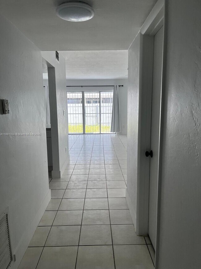 7035 W 3rd Ave in Hialeah, FL - Building Photo - Building Photo