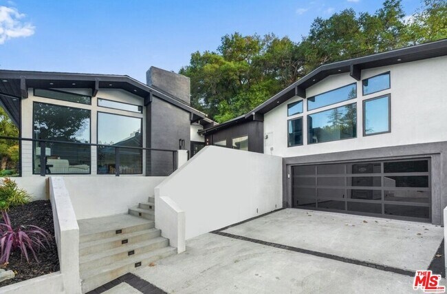 3873 Royal Woods Dr in Los Angeles, CA - Building Photo - Building Photo