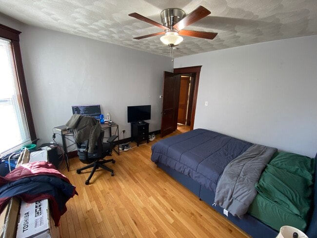 221 Holland St in Somerville, MA - Foto de edificio - Building Photo