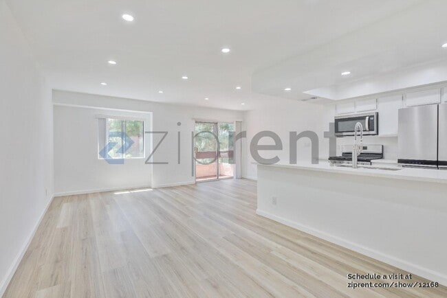 2700 Cahuenga Blvd E in Los Angeles, CA - Building Photo - Building Photo