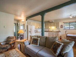 23800 Co Rd 16 in Oak Creek, CO - Foto de edificio - Building Photo