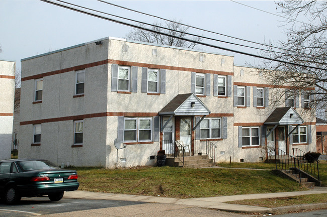 Flower Manor Apartments in Chester, PA - Foto de edificio - Building Photo