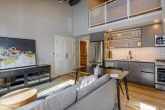 729 N Sangamon St, Unit 412 in Chicago, IL - Building Photo - Building Photo