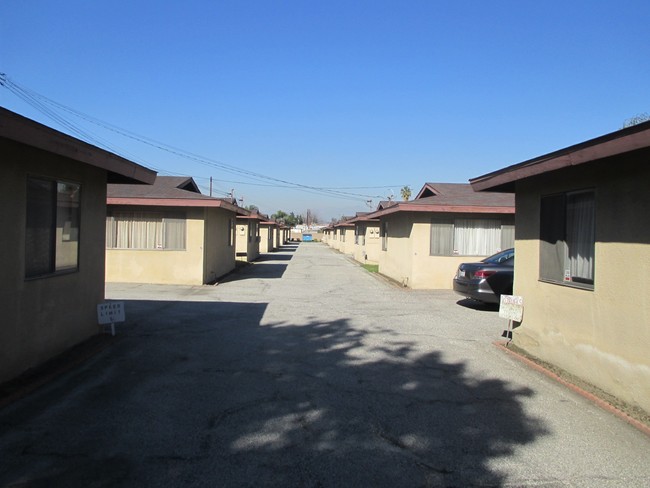 5211-5221-1/2 Live Oak St in Cudahy, CA - Foto de edificio - Building Photo