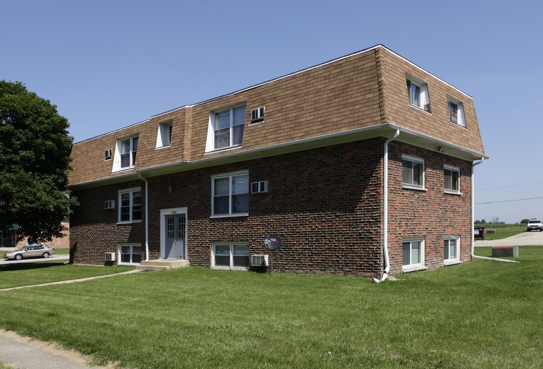 2319 Fairland Dr in Sycamore, IL - Foto de edificio