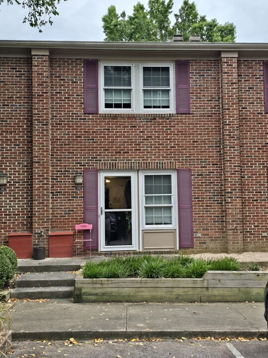104 Friar Ln in Carrboro, NC - Building Photo