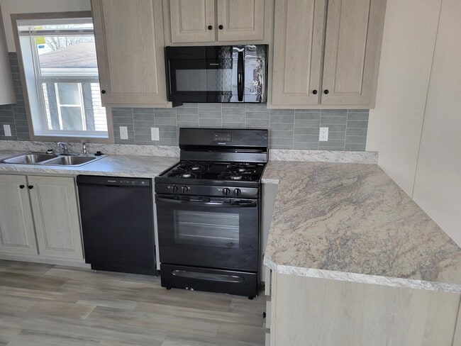 240 Cambridge Dr in Dimondale, MI - Building Photo - Building Photo