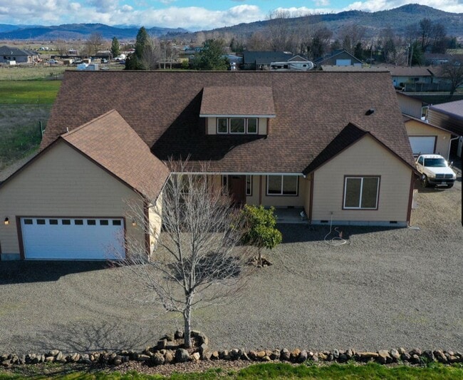 6816 Lakeview Dr in Central Point, OR - Building Photo - Building Photo
