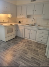 2421 Country Club Blvd in Stockton, CA - Foto de edificio - Building Photo