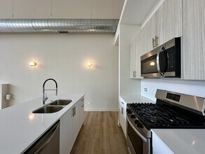 3215 N Narragansett Ave, Unit 103 in Chicago, IL - Foto de edificio - Building Photo