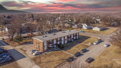 603-605 E 11th Ave in Emporia, KS - Foto de edificio - Building Photo