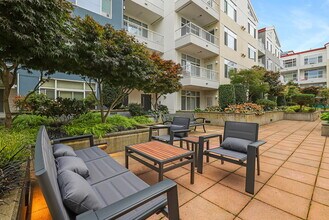 Courtyard Off Main in Bellevue, WA - Foto de edificio - Building Photo