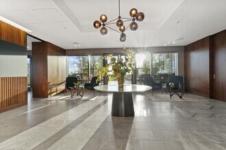 75 Park Ln S, Unit 514 in Jersey City, NJ - Foto de edificio - Building Photo