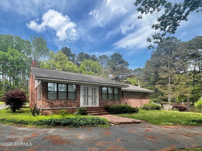 property at 664 Old Country Club Rd W
