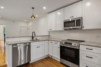 26 Cabot St in Portsmouth, NH - Building Photo - Building Photo