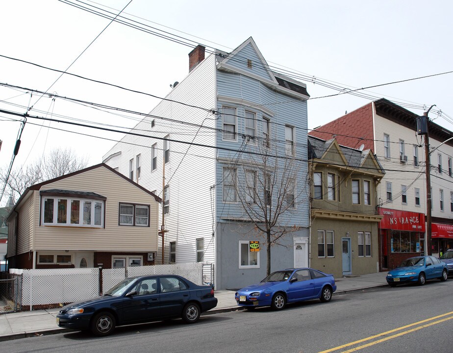 165 Danforth Ave in Jersey City, NJ - Building Photo