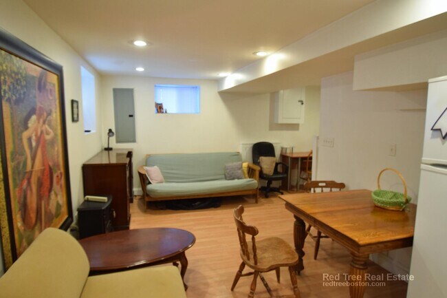 240 Mason Ter, Unit #1 in Brookline, MA - Foto de edificio - Building Photo