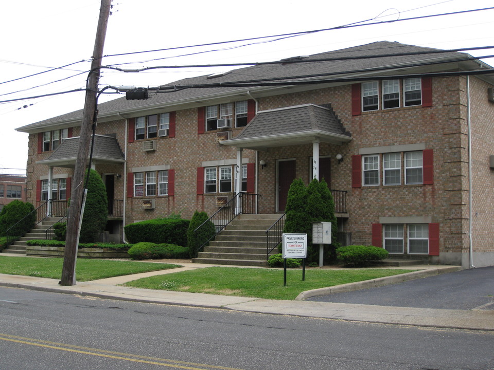 46 Hendrickson Ave in Valley Stream, NY - Foto de edificio