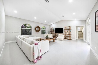 1033 Almeria Ave in Coral Gables, FL - Building Photo - Building Photo