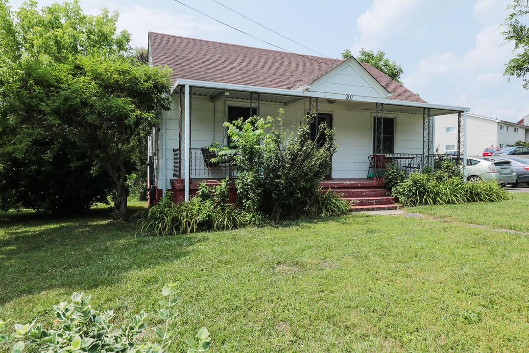 207 McDonald St in Blacksburg, VA - Building Photo