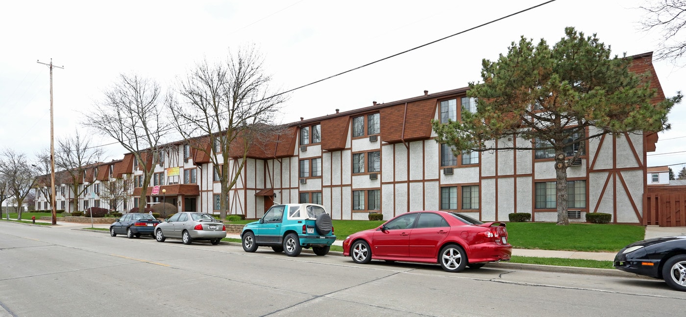 Euclid Arms Apartments in Milwaukee, WI - Foto de edificio