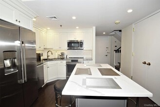 111 Cherry Valley Ave in Garden City, NY - Building Photo - Building Photo