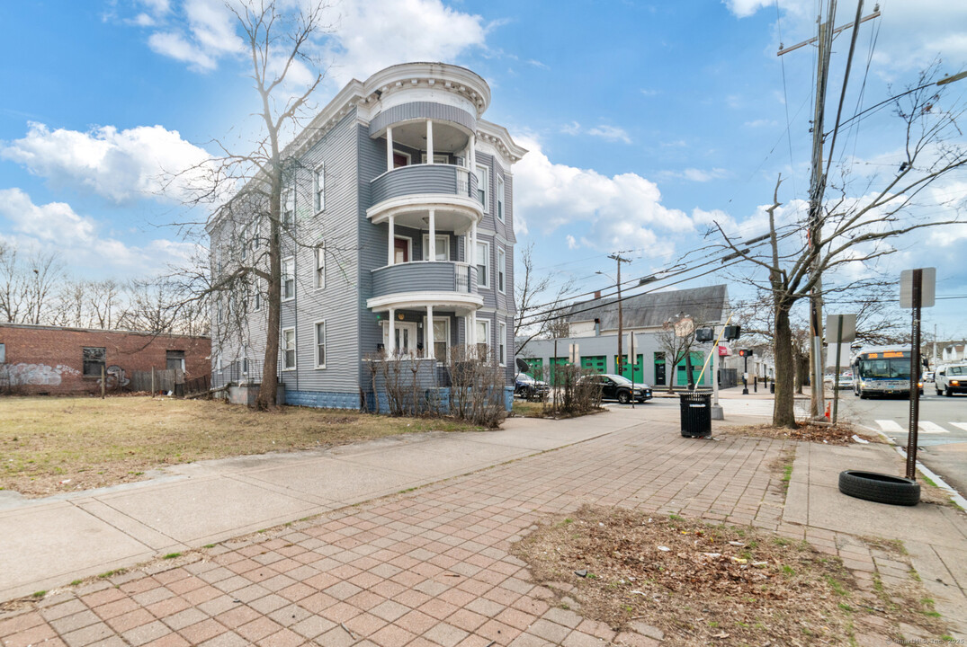 705 Dixwell Ave in New Haven, CT - Building Photo