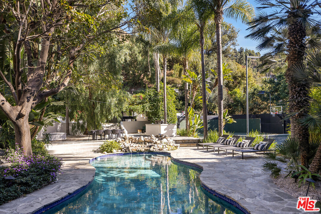 1930 Laurel Canyon Blvd in Los Angeles, CA - Building Photo