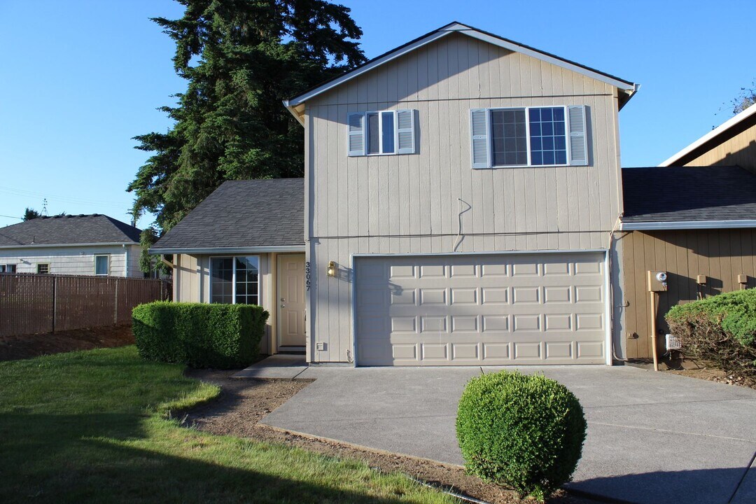 33067 NW Meersburg St in Scappoose, OR - Building Photo
